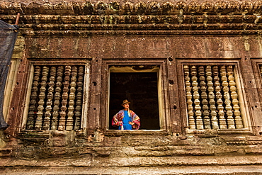 Woman tourist at Angkor Wat, Angkor, UNESCO World Heritage Site, Siem Reap, Cambodia, Indochina, Southeast Asia, Asia