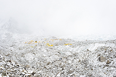 Everest Base Camp at the end of the Khumbu glacier lies at 5350m, Khumbu Region, Nepal, Himalayas, Asia