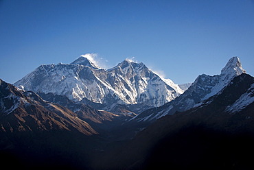 A view of Mount Everest, distant peak to the left behind the Nuptse-Lhotse ridge, from Kongde, Khumbu Region, Nepal, Himalayas, Asia