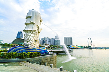 Merlion statue, the national symbol of Singapore and its most famous landmark, Merlion Park, Marina Bay, Singapore, Southeast Asia, Asia