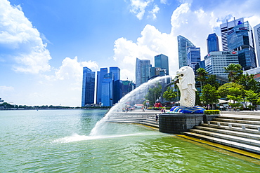 Merlion statue, the national symbol of Singapore and its most famous landmark, Merlion Park, Marina Bay, Singapore, Southeast Asia, Asia