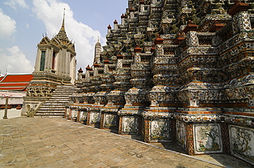 Wat Arun Ratchawararam Ratchawaramahawihan (Wat Arun) (Temple of Dawn), a Buddhist temple in the Bangkok Yai district of Bangkok, Thailand, South East Asia, Asia