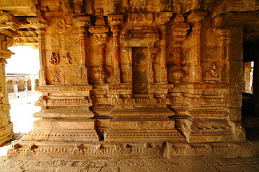 Mandapa in a Vishnu Virukpaksha Temple, Hampi, UNESCO World Heritage Site, Karnataka, India, Asia