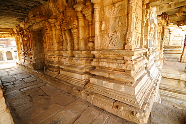 Mandapa in a Vishnu Virukpaksha Temple, Hampi, UNESCO World Heritage Site, Karnataka, India, Asia