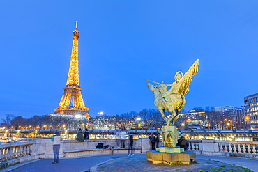 Eiffel Tower, Pont de Bir-Hakeim, the statue La France renaissante, Paris, France, Europe