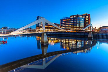 Tradeston (Squiggly) Bridge, Barclays campus, River Clyde, Glasgow, Scotland, United Kingdom, Europe