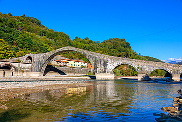 Ponte della Maddalena (Ponte del Diavolo), River Serchio, near Borgo a Mozzano, Lucca, Tuscany, Italy, Europe