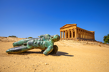 Temple of Concordia, fallen statue of Icarus, Valle dei Templi (Valley of Temples), UNESCO World Heritage Site, Hellenic architecture, Agrigento, Sicily, Italy, Mediterranean, Europe