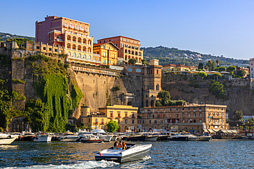 Speeding pleasure boat, Excelsior Vittoria Hotel, Sorrento, Bay of Naples, Campania, Italy, Mediterranean, Europe