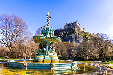 Edinburgh Castle and Ross Fountain, Princes Street Gardens, Edinburgh, Scotland, United Kingdom, Europe
