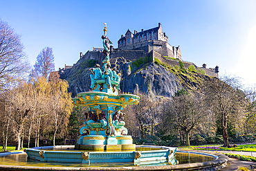Edinburgh Castle and Ross Fountain, Princes Street Gardens, Edinburgh, Scotland, United Kingdom, Europe