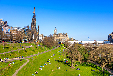 Sir Walter Scott Monument, The Balmoral Hotel, Princes Street Gardens, Edinburgh, Scotland, United Kingdom, Europe