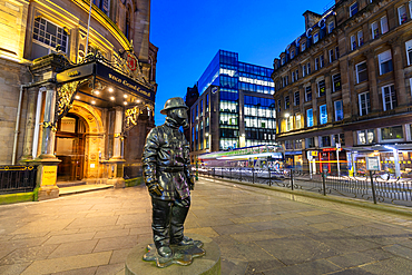 Citizen Firefighter Statue, Entrance to Grand Central Hotel, Glasgow, Scotland, United Kingdom, Europe