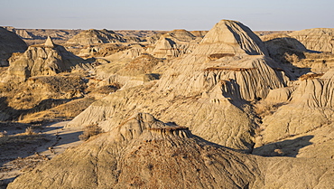 Rock formations and hoodoos in Dinosaur Provincial Park, UNESCO World Heritage Site, Alberta Badlands, Alberta, Canada, North America