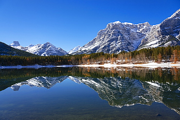 Wedge Pond in autumn, Kananaskis Country, Alberta, Canada, North America