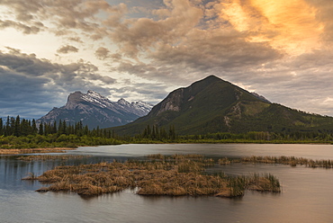 Sunrise at Vermillion Lakes with Mount Rundle, Banff National Park, UNESCO World Heritage Site, Alberta, Canadian Rockies, Canada, North America