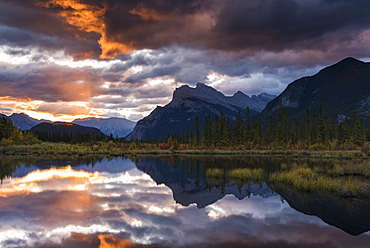 Sunrise at Vermillion Lakes with Mount Rundle in autumn, Banff National Park, UNESCO World Heritage Site, Alberta, Canadian Rockies, Canada, North America