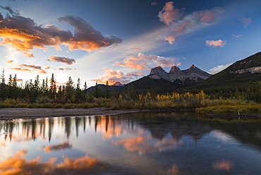 Sunrise in autumn at Three Sisters Peaks near Banff National Park, Canmore, Alberta, Canadian Rockies, Canada, North America