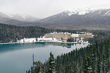 Lake Louise and the Fairmont Chateau Hotel in winter, Banff National Park, UNESCO World Heritage Site, Alberta, Canadian Rockies, Canada, North America