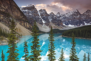 Sunset at Moraine Lake, Banff National Park, UNESCO World Heritage Site, Canadian Rockies, Alberta, Canada, North America