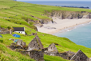 Ruined village and beach, Great Blasket Island, County Kerry, Munster, Republic of Ireland, Europe