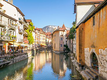 Canals lined with medieval houses in the old center of Annecy, Annecy, Haute-Savoie, France, Europe