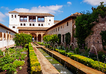 The Patio de la Acequia (Courtyard of the Canal), Generalife Palace, Alhambra, UNESCO World Heritage Site, Granada, Andalusia, Spain, Europe