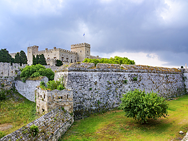 Defensive Wall and Palace of the Grand Master of the Knights of Rhodes, UNESCO World Heritage Site, Medieval Old Town, Rhodes City, Rhodes Island, Dodecanese, Greek Islands, Greece, Europe