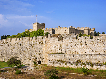 Defensive Wall and Palace of the Grand Master of the Knights of Rhodes, UNESCO World Heritage Site, Medieval Old Town, Rhodes City, Rhodes Island, Dodecanese, Greek Islands, Greece, Europe