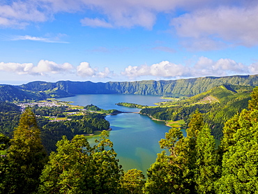 Lagoa das Sete Cidades, elevated view, Sao Miguel Island, Azores, Portugal, Atlantic, Europe