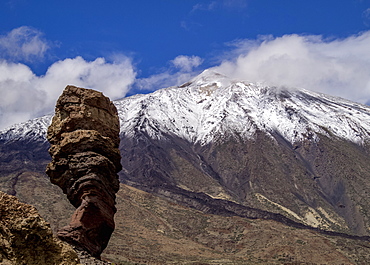 Teide Mountain covered with snow and Roques de Garcia, Teide National Park, UNESCO World Heritage Site, Tenerife Island, Canary Islands, Spain, Europe