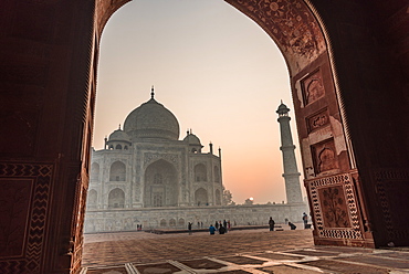 Sun rises behind the Taj Mahal, UNESCO World Heritage Site, Agra, Uttar Pradesh, India, Asia