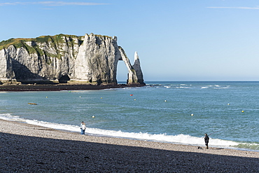 People on the beach and Porte d'Aval in the background, Etretat, Normandy, France, Europe