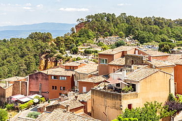 Village houses and the entrance of the Ochre trail in the background, Roussillon, Vaucluse, Provence-Alpes-Cote d'Azur, France, Europe