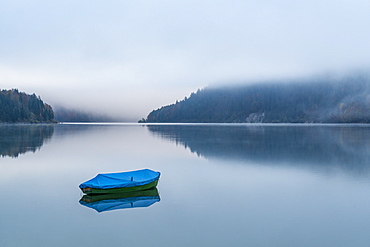 Boat on Sylvenstein Lake in the morning, Bad Tolz-Wolfratshausen district, Bavaria, Germany, Europe