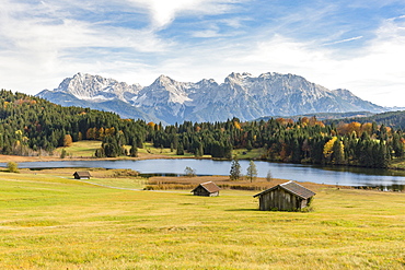 Lodges with Gerold lake and Karwendel Alps in the background, Krun, Upper Bavaria, Bavaria, Germany.