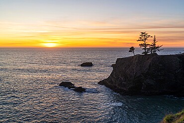 Landscape at sunset at the natural bridges in Samuel H. Boardman Scenic Corridor State Park, Brookings, Curry county, Oregon, United States of America, North America