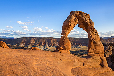 Delicate Arch at golden hour, Arches National Park, Moab, Grand County, Utah, United States of America, North America