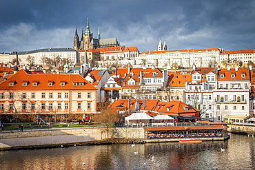 St. Vitus Cathedral and Prague Castle viewed from Charles Bridge, UNESCO World Heritage Site, Prague, Czech Republic, Europe