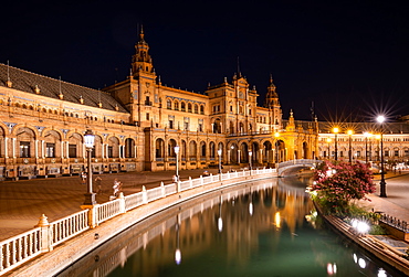 The Plaza de Espana at night, Parque de Maria Luisa, Seville, Andalusia, Spain, Europe