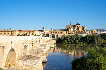 The Roman Bridge (Puente Romano) and The Great Mosque of Cordoba on a sunny day, UNESCO World Heritage Site, Cordoba, Andalusia, Spain, Europe