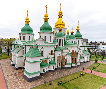 The golden domes of the St. Sophia Cathedral complex, UNESCO World Heritage Site, Kyiv (Kiev), Ukraine, Europe