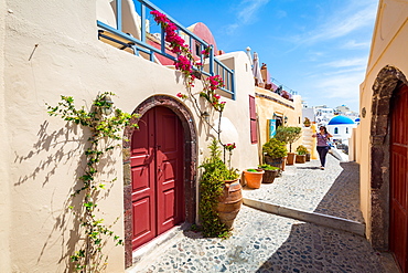 A quiet street in Oia, Santorini, Cyclades, Greek Islands, Greece, Europe