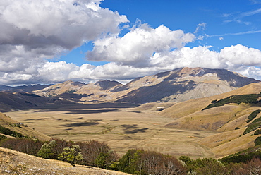 Piano Grande di Castelluccio di Norcia plateau in autumn, Sibillini Park, Umbria, Italy, Europe