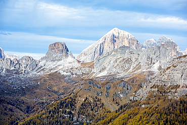 Tofana, Averau, Nuvoalu and Gusela in autumn, Dolomites, Veneto, Italy, Europe