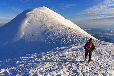 Hiker near the summit in winter, Mount Acuto, Apennines, Umbria, Italy, Europe