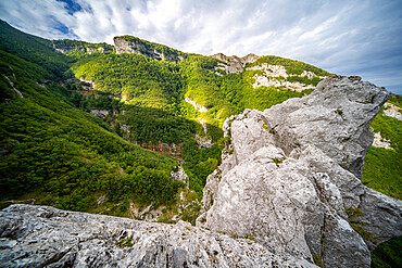 Fontarca cave, Monte Nerone, Apennines, Marche, Italy, Europe