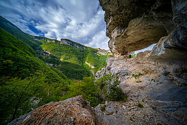 Fontarca cave, Monte Nerone, Apennines, Marche, Italy, Europe