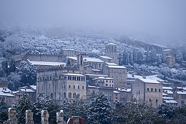 Italy, Umbria, Gubbio, Consoli's palace with snow