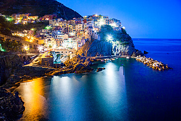 Picturesque village of Manarola in Cinque Terre, UNESCO World Heritage Site, province of La Spezia, Liguria region, Italy, Europe